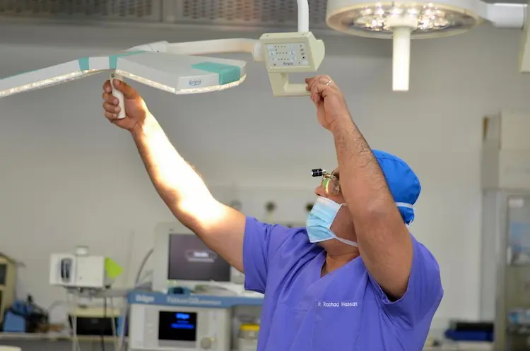 Dr. Rachad Hassan in sala de operatie