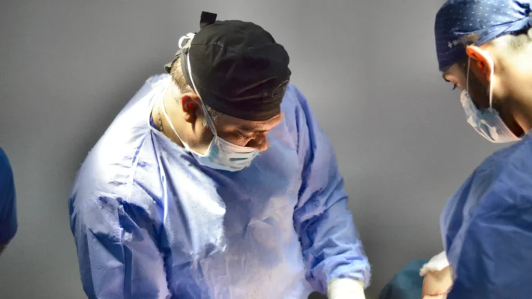 Dr. Rachad Hassan în timpul unei operații, la Art Estetica – Vrei a doua operatie de rinoplastie? Afla ce trebuie sa stii!