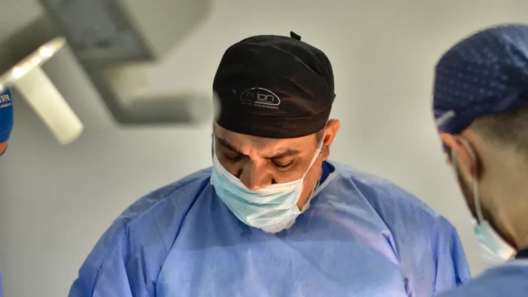 Dr. Rachad Hassan în timpul unei operații, la Art Estetica – Abdominoplastie dupa cezariana? De ce nu se face!