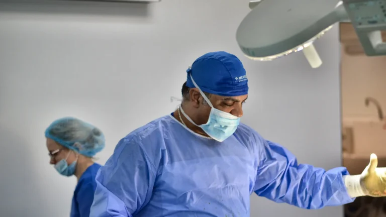 Dr. Rachad Hassan în timpul unei operații, la Art Estetica – Pot alapta cu implanturi mamare?