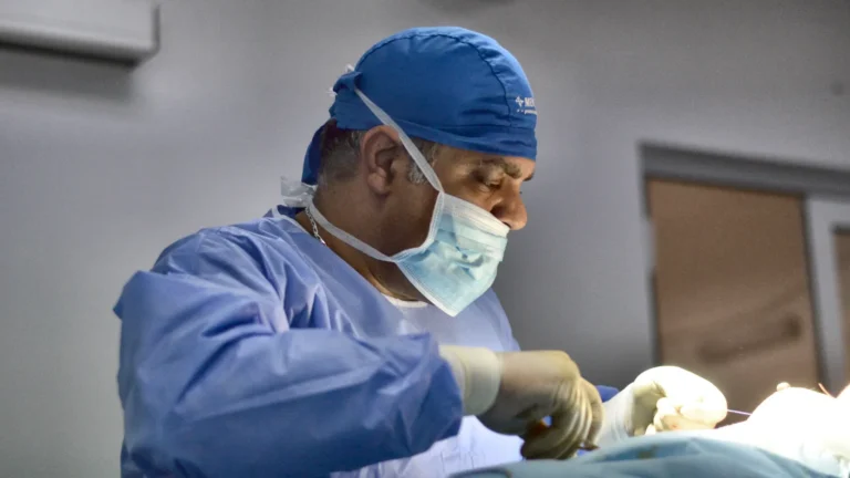 Dr. Rachad Hassan în timpul unei operații, la Art Estetica – Bustiera dupa implant mamar: Cat timp o porti?