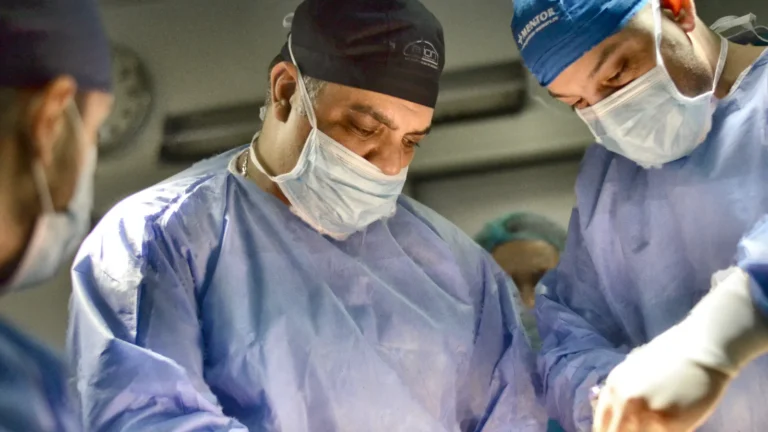 Dr. Rachad Hassan în timpul unei operații, la Art Estetica – Corsetul dupa abdominoplastie: Cand, cat si de ce sa il porti?