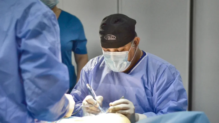 Dr. Rachad Hassan în timpul unei operații, la Art Estetica – Sani lasati? Afla de ce se lasa sanii!