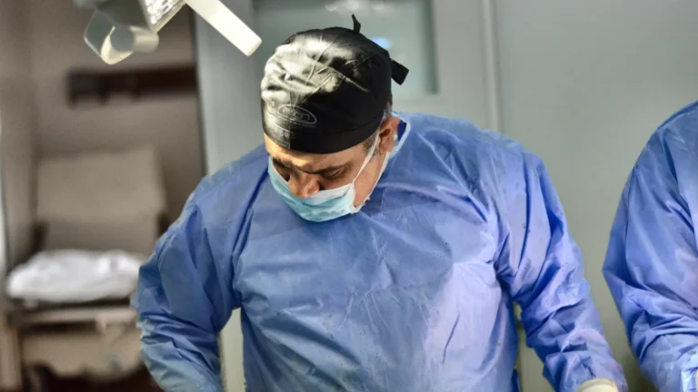 Dr. Rachad Hassan în timpul unei operații, la Art Estetica – Deviatia de sept cauzeaza sangerari nazale