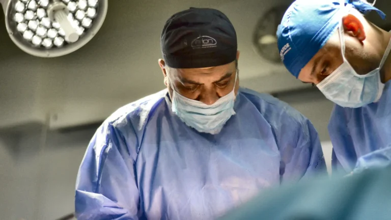 Dr. Rachad Hassan în timpul unei operații, la Art Estetica – Ai deviatie de sept si respiri bine? Afla cauza!