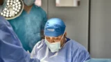 Dr. Rachad Hassan în timpul unei operații, la Art Estetica – Implanturi rotunde sau anatomice? Alege forma ideala!
