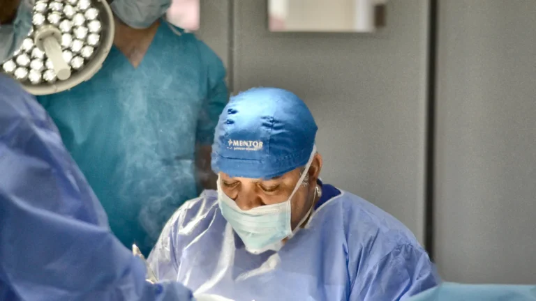 Dr. Rachad Hassan în timpul unei operații, la Art Estetica – Implanturi rotunde sau anatomice? Alege forma ideala!