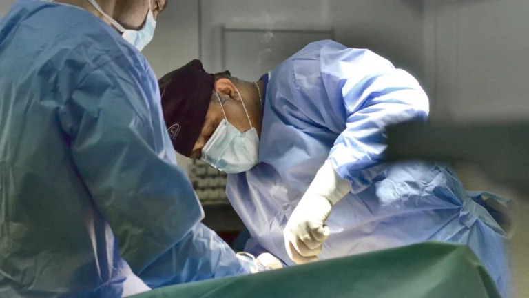 Dr. Rachad Hassan în timpul unei operații, la Art Estetica – Implanturile mamare pe scurt