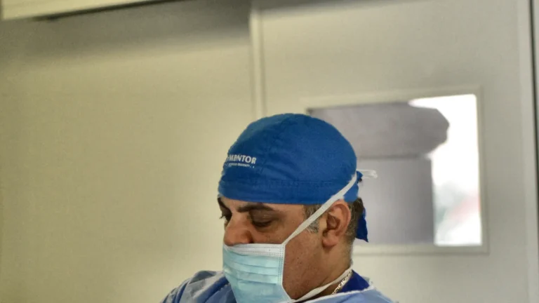 Dr. Rachad Hassan în timpul unei operații, la Art Estetica – Lipoaspiratie glezne: operatia ce subtiaza picioarele groase