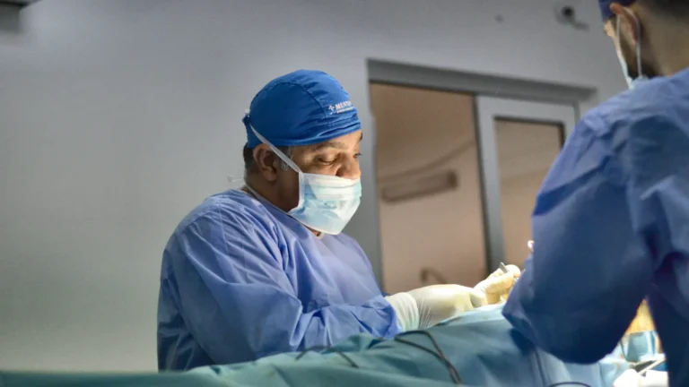 Dr. Rachad Hassan în timpul unei operații, la Art Estetica – Marimi de silicoane ideale pentru tine