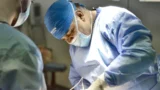 Dr. Rachad Hassan în timpul unei operații, la Art Estetica – Marirea sanilor cu grasime proprie