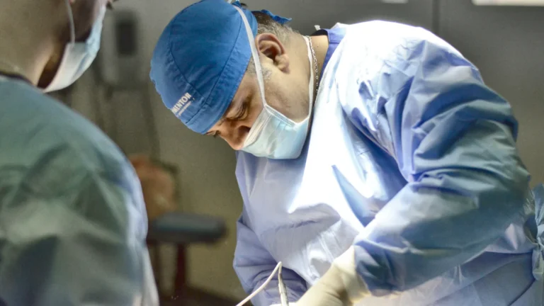 Dr. Rachad Hassan în timpul unei operații, la Art Estetica – Marirea sanilor cu grasime proprie