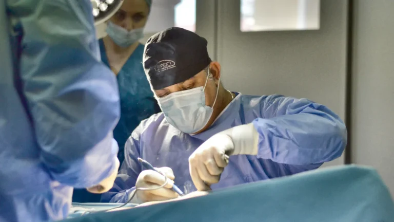 Dr. Rachad Hassan în timpul unei operații, la Art Estetica – Despre operatia de mastopexie cu implant