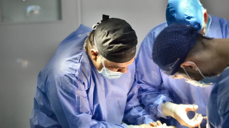 Dr. Rachad Hassan în timpul unei operații, la Art Estetica – Necesitatea vs dependenta si exagerarea in chirurgia estetica
