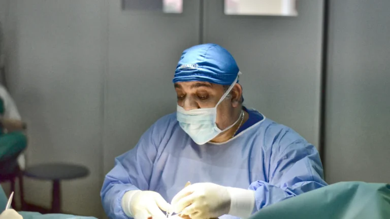Dr. Rachad Hassan în timpul unei operații, la Art Estetica – Ptoza mamara - Grade de lasare ale sanilor