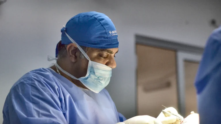 Dr. Rachad Hassan în timpul unei operații, la Art Estetica – Recuperarea dupa implant mamar