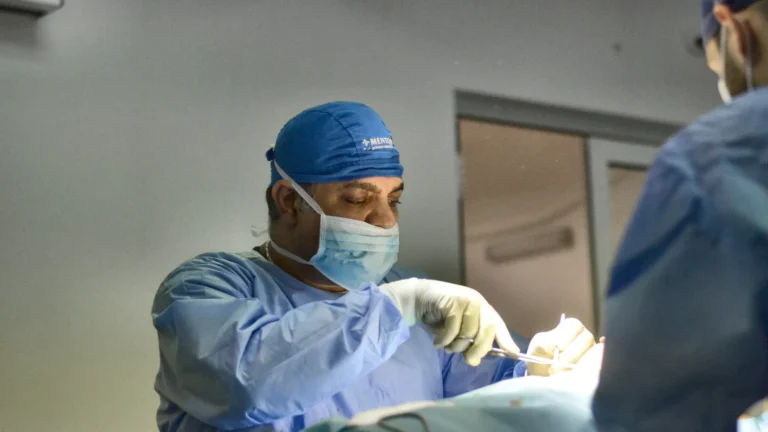 Dr. Rachad Hassan în timpul unei operații, la Art Estetica – Sarcina si implantul mamar