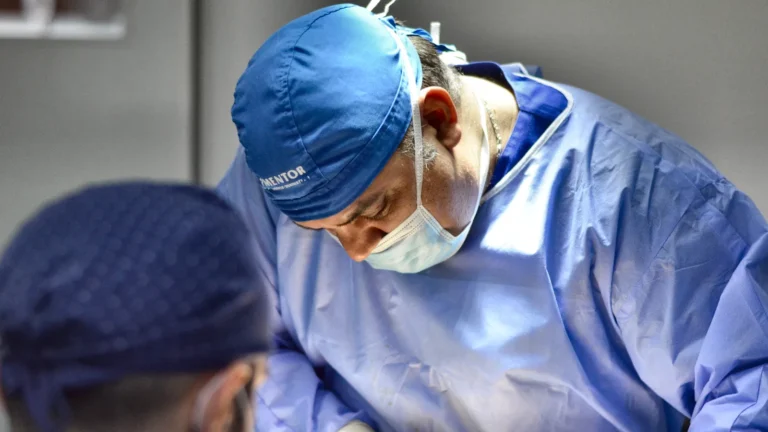 Dr. Rachad Hassan în timpul unei operații, la Art Estetica – Totul despre silicoane anatomice