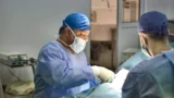 Dr. Rachad Hassan în timpul unei operații, la Art Estetica – Silicoanele se lasa dupa sarcina, sau nu?