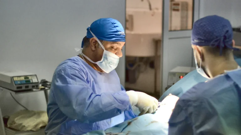 Dr. Rachad Hassan în timpul unei operații, la Art Estetica – Silicoanele se lasa dupa sarcina, sau nu?
