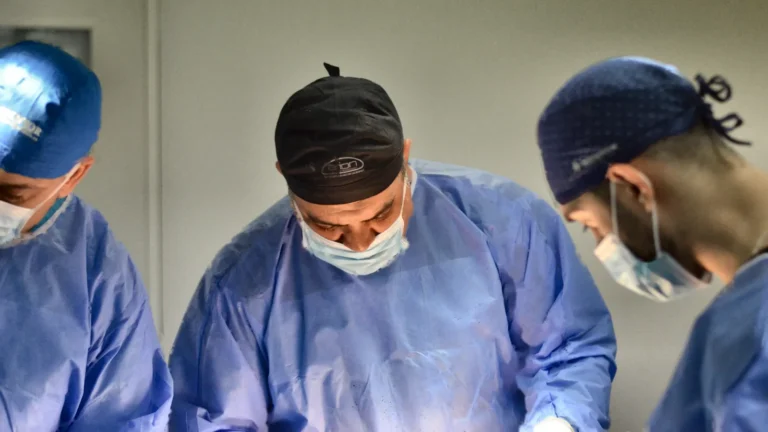 Dr. Rachad Hassan în timpul unei operații, la Art Estetica – Te poti ingrasa dupa liposuctie?