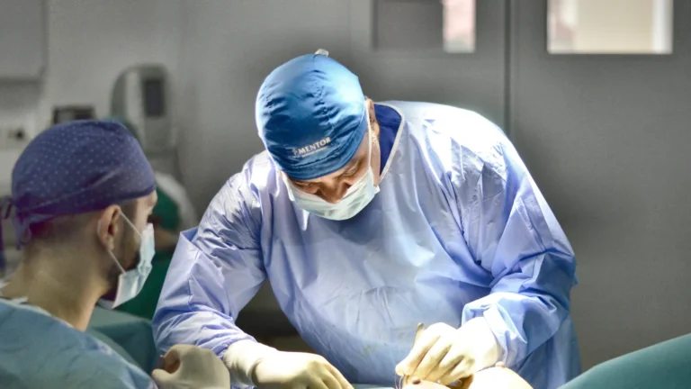 Dr. Rachad Hassan în timpul unei operații, la Art Estetica – 7 Tipuri de implanturi mamare de care nu stiai