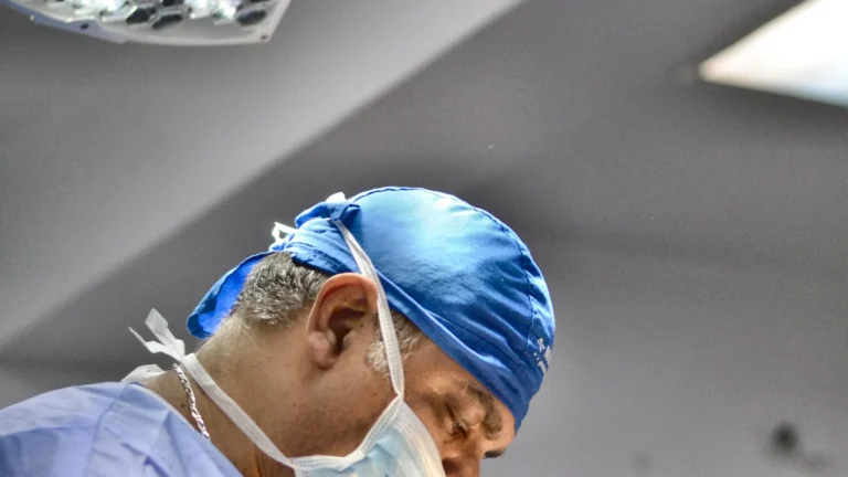 Dr. Rachad Hassan în timpul unei operații, la Art Estetica – Tratament pentru cresterea sanilor
