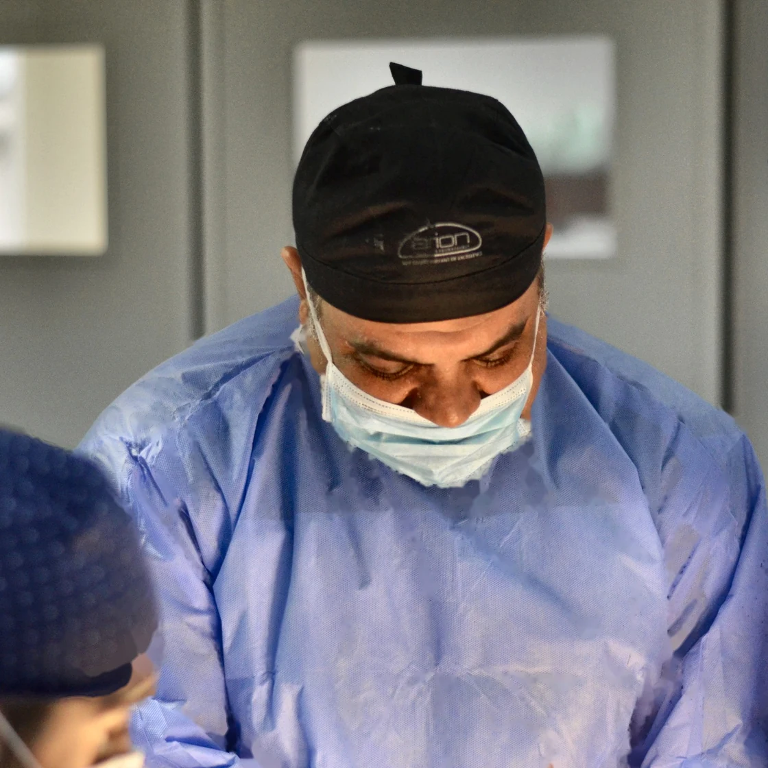 Dr. Rachad, împreună cu echipa, în sala de operație