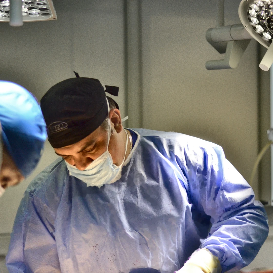 Dr. Rachad, în halat chirurgical, înainte de operația de ginecomastie