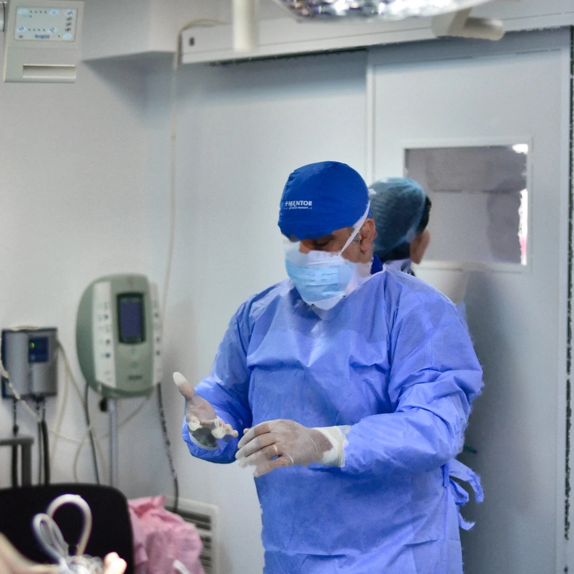 Dr. Rachad, în halat steril, înainte de operație