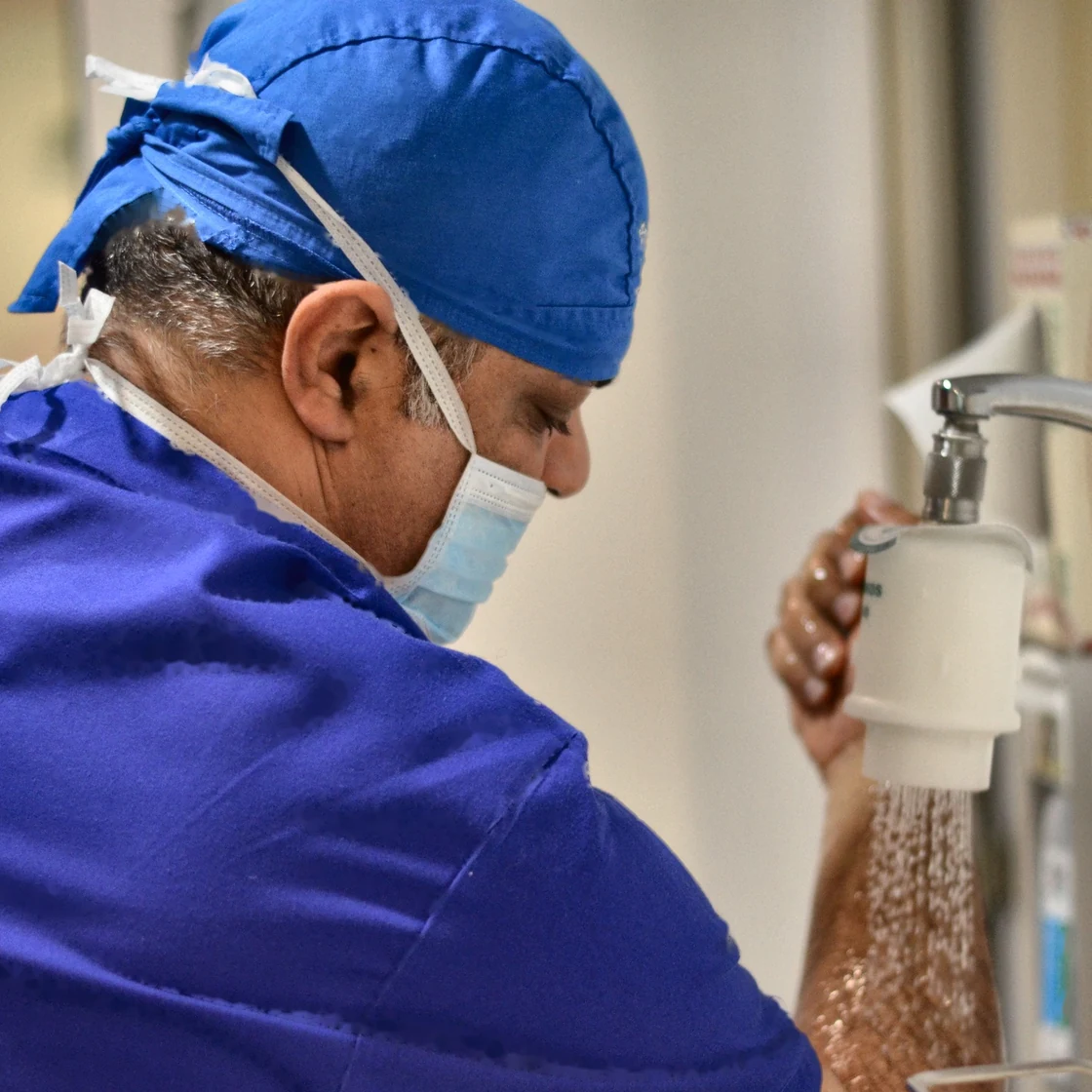Dr. Rachad, în ținută chirurgicală, se pregătește pentru operație
