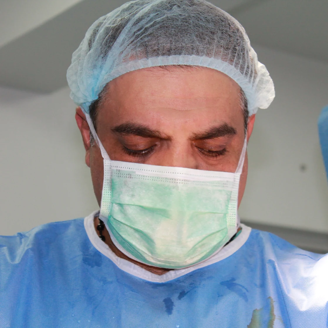 Chirurgul în timpul operației de lifting mamar, concentrat pe intervenție