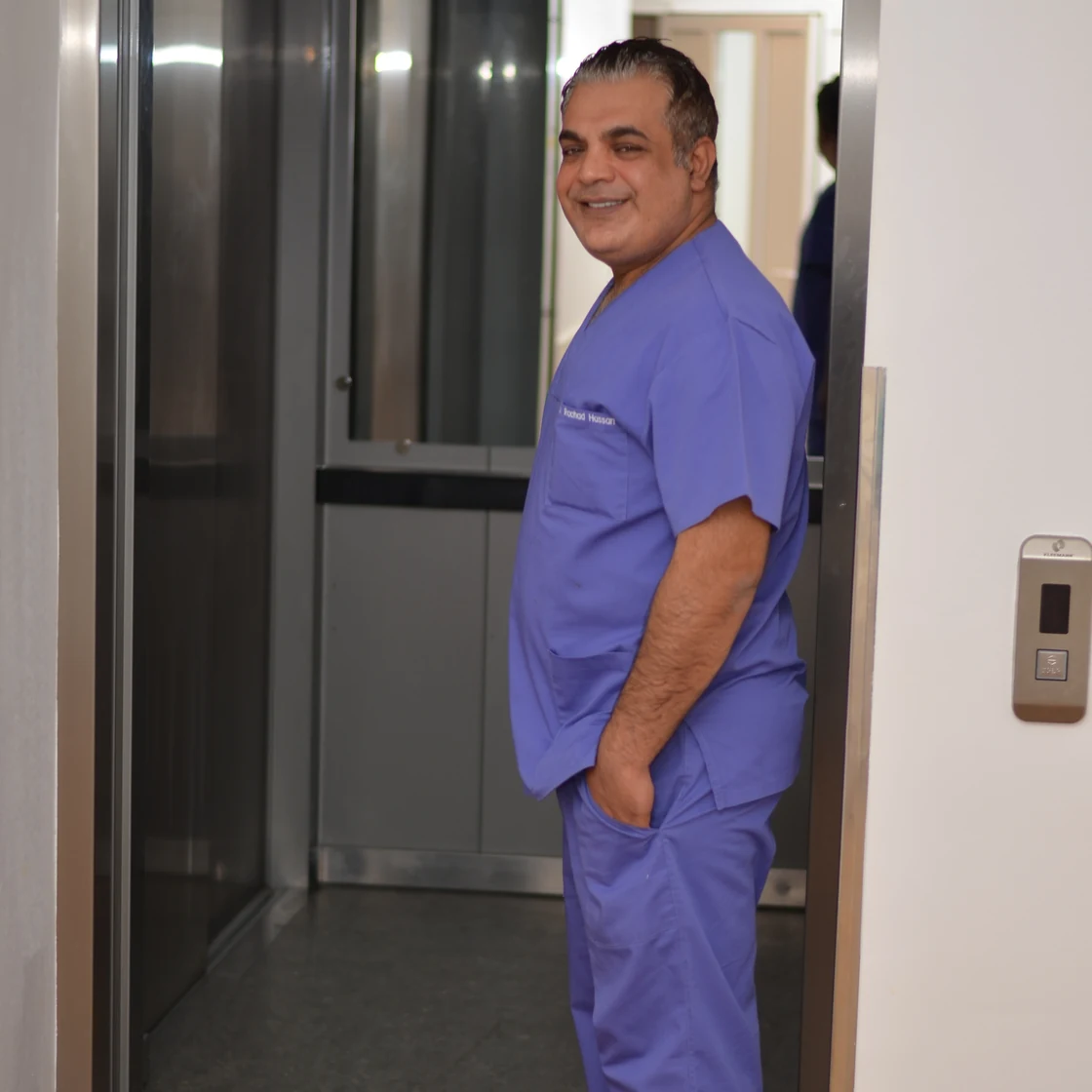 Dr. Rachad Hassan, în ținută medicală, la clinica Art Estetica