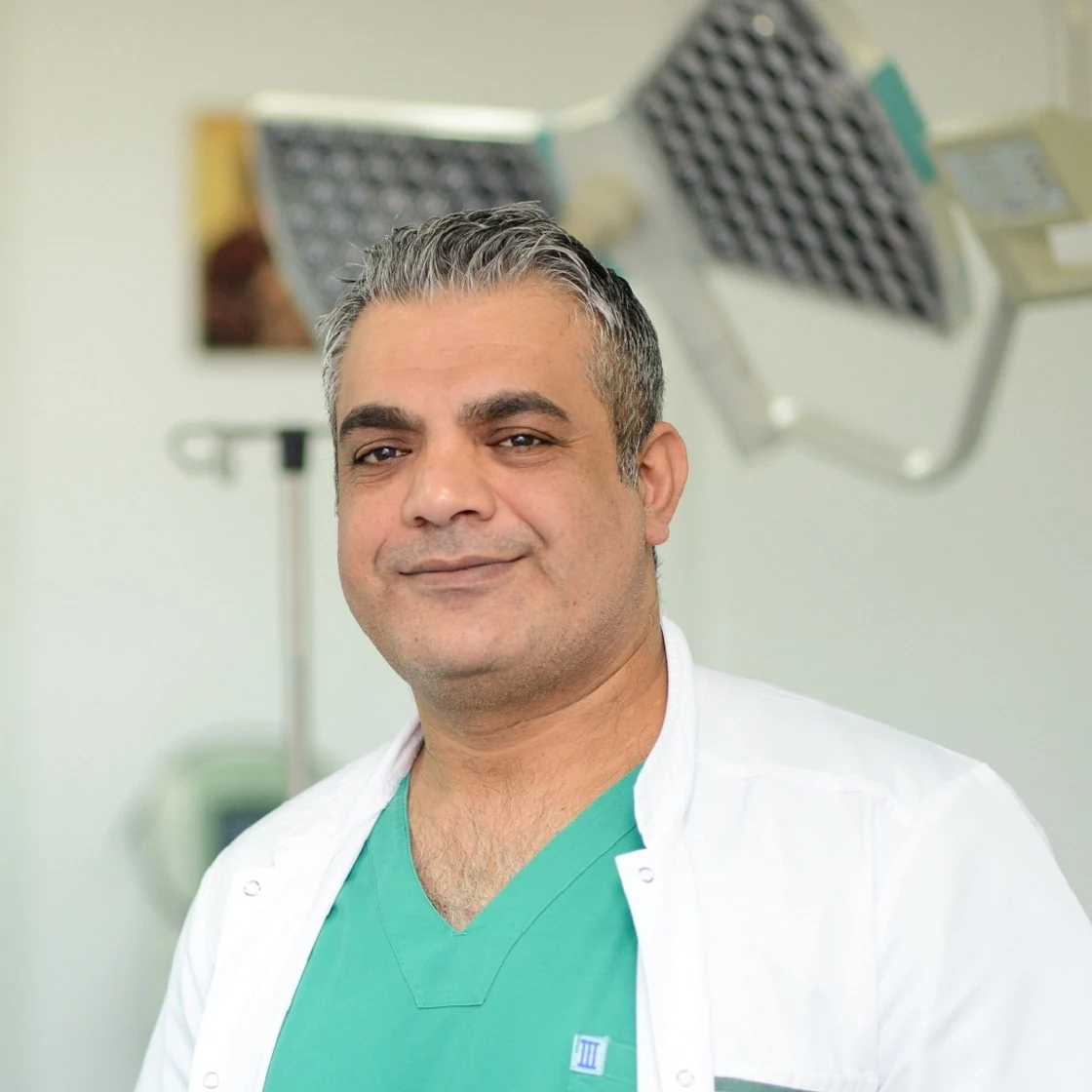 Dr. Rachad Hassan, în cabinet, la consultația pentru lifting mamar