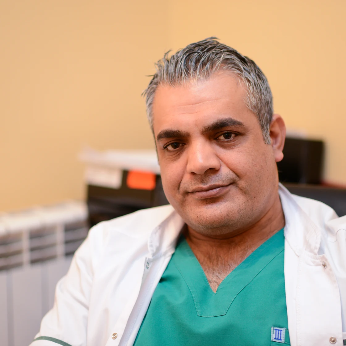 Dr. Rachad, în cabinet, explică pacientelor indicațiile de după operația de lifting mamar