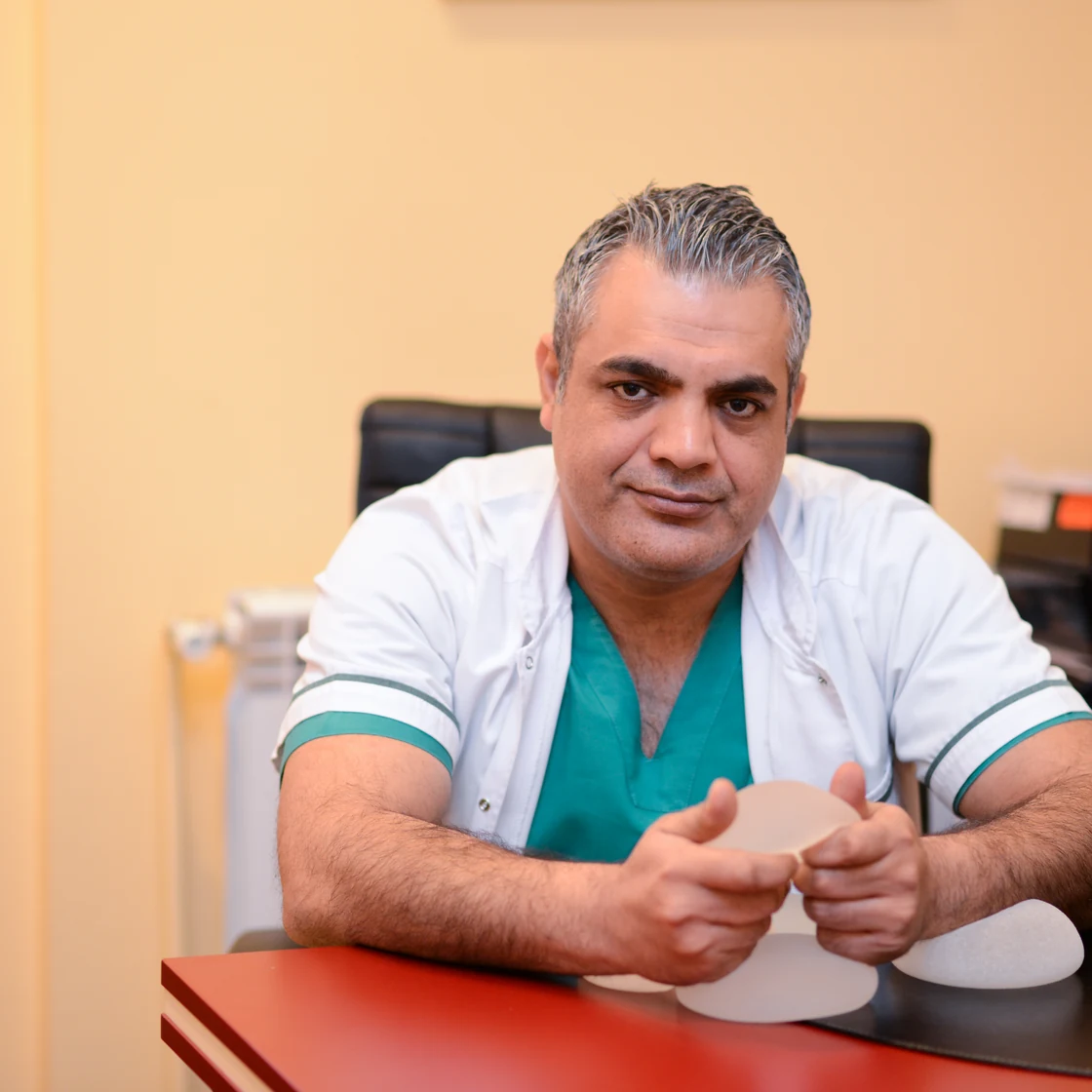 Dr. Rachad prezintă, în cabinet, un implant din silicon pentru liftingul mamar cu implant