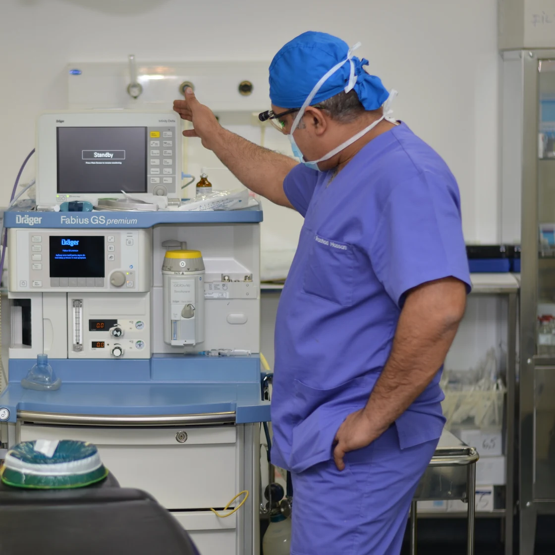 Dr. Rachad, în sala de operație, lângă aparatul de anestezie, înainte de liftingul mamar