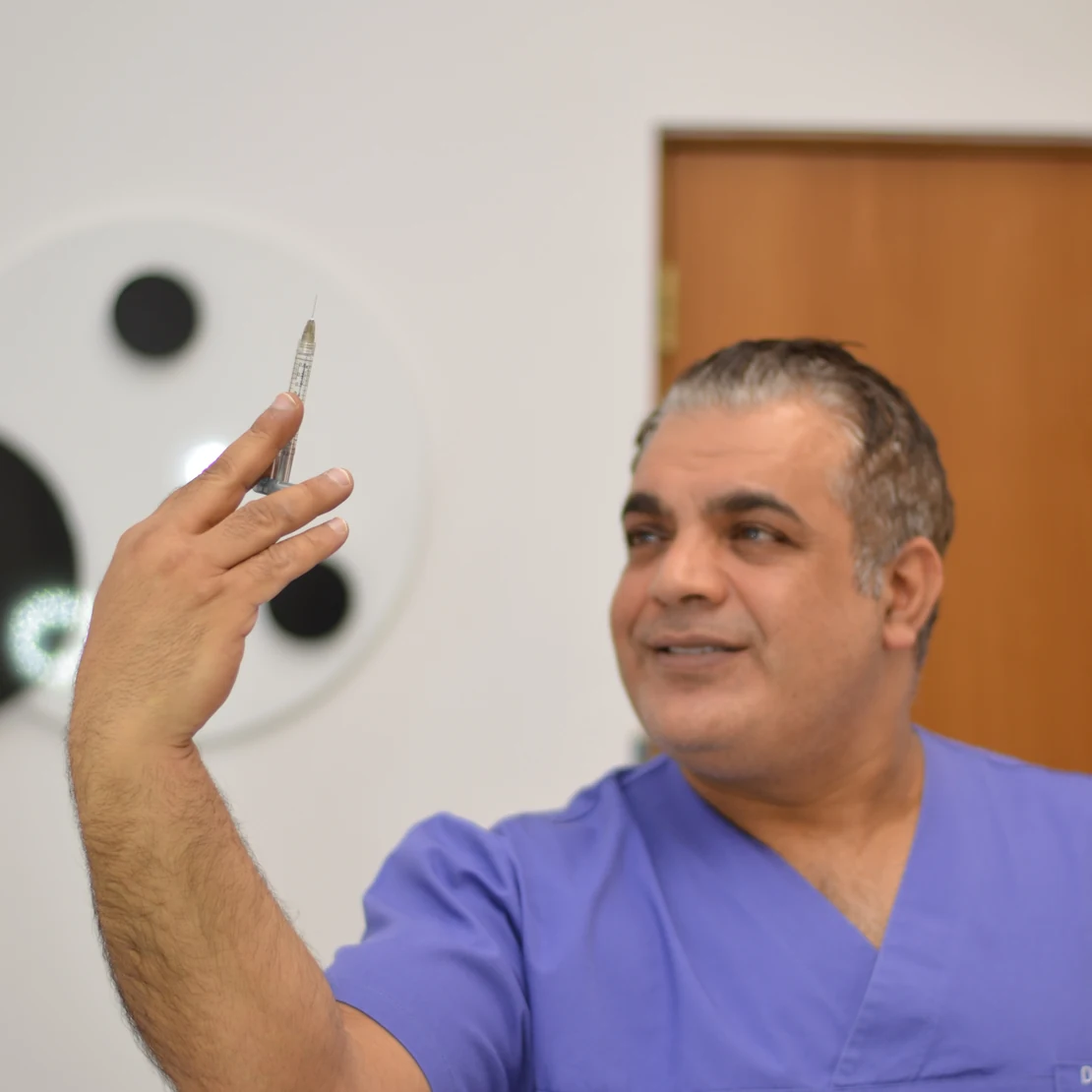 Dr. Rachad Hassan, în ținută medicală, în clinica Art Estetica