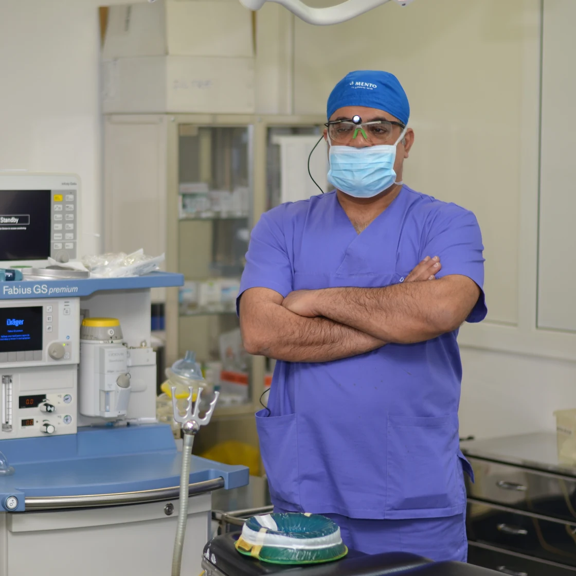Dr. Rachad, în ținută de operație, lângă aparatura din sala de operație