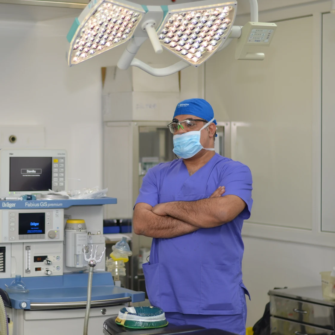 Dr. Rachad, în ținută de operație, lângă aparatura din sala de operație