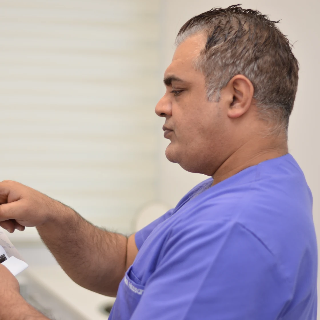 Dr. Rachad analizează ecografiile și analizele unei paciente, înainte de operație
