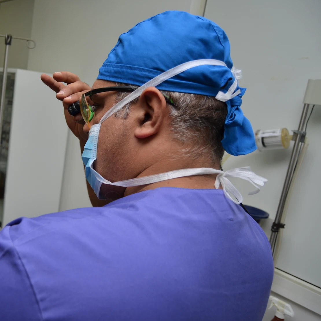 Dr. Rachad, în ținută de operație, înainte de o liposucție, în clinica Art Estetica