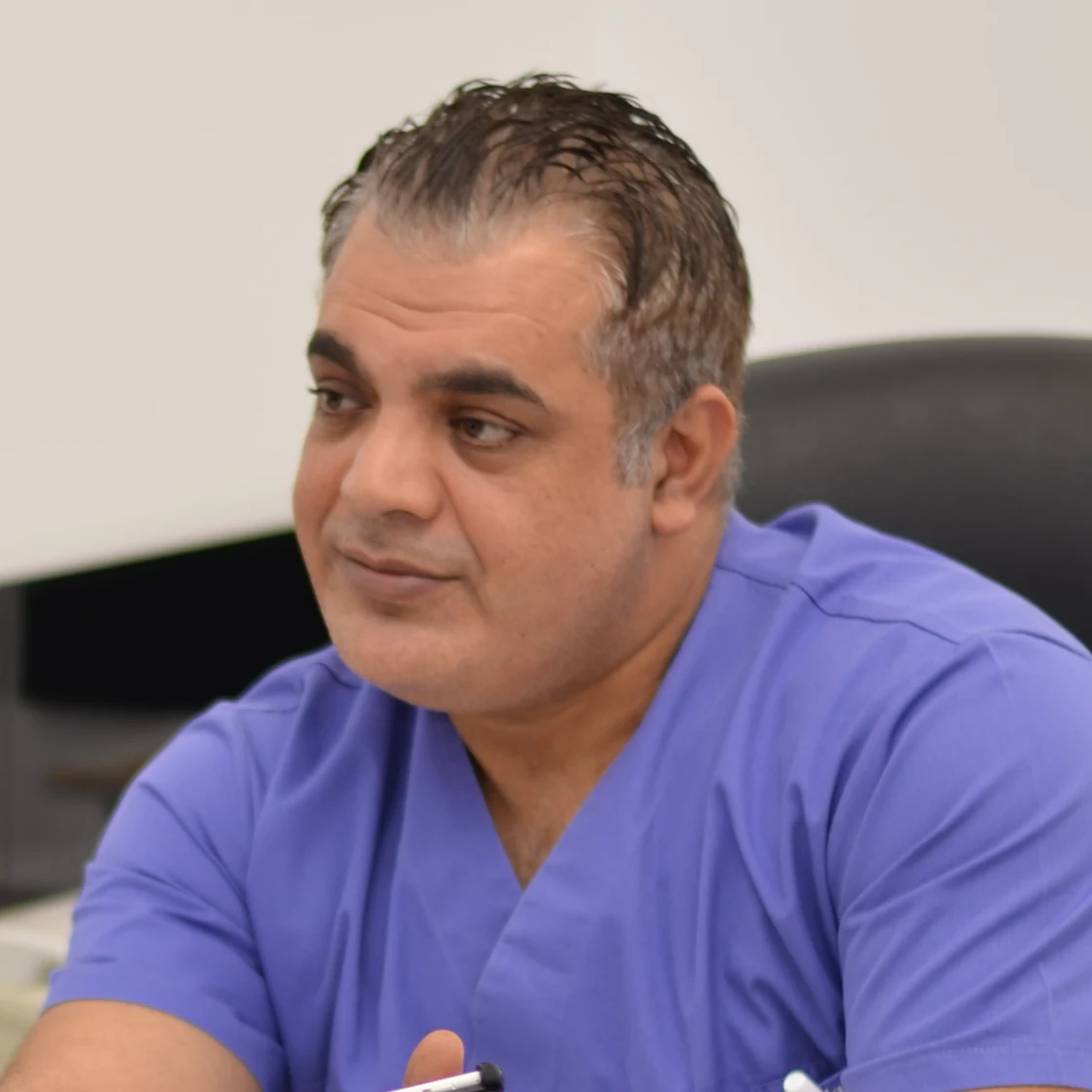 Dr. Rachad, în timpul consultației pentru liposucția gușei