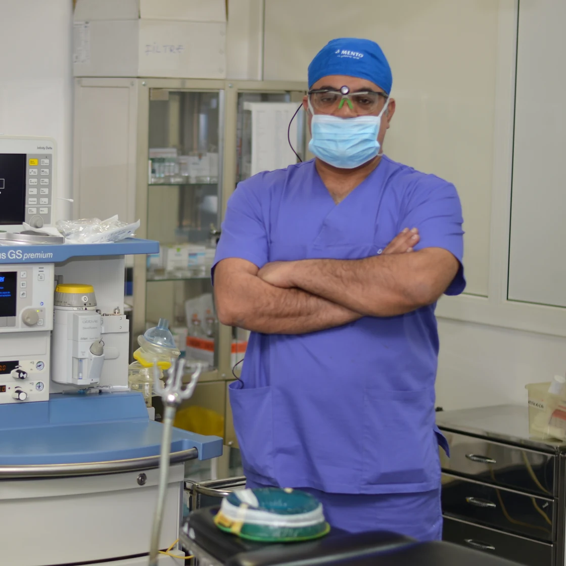 Dr. Rachad, în ținută de operație, lângă aparatura din sala de operație