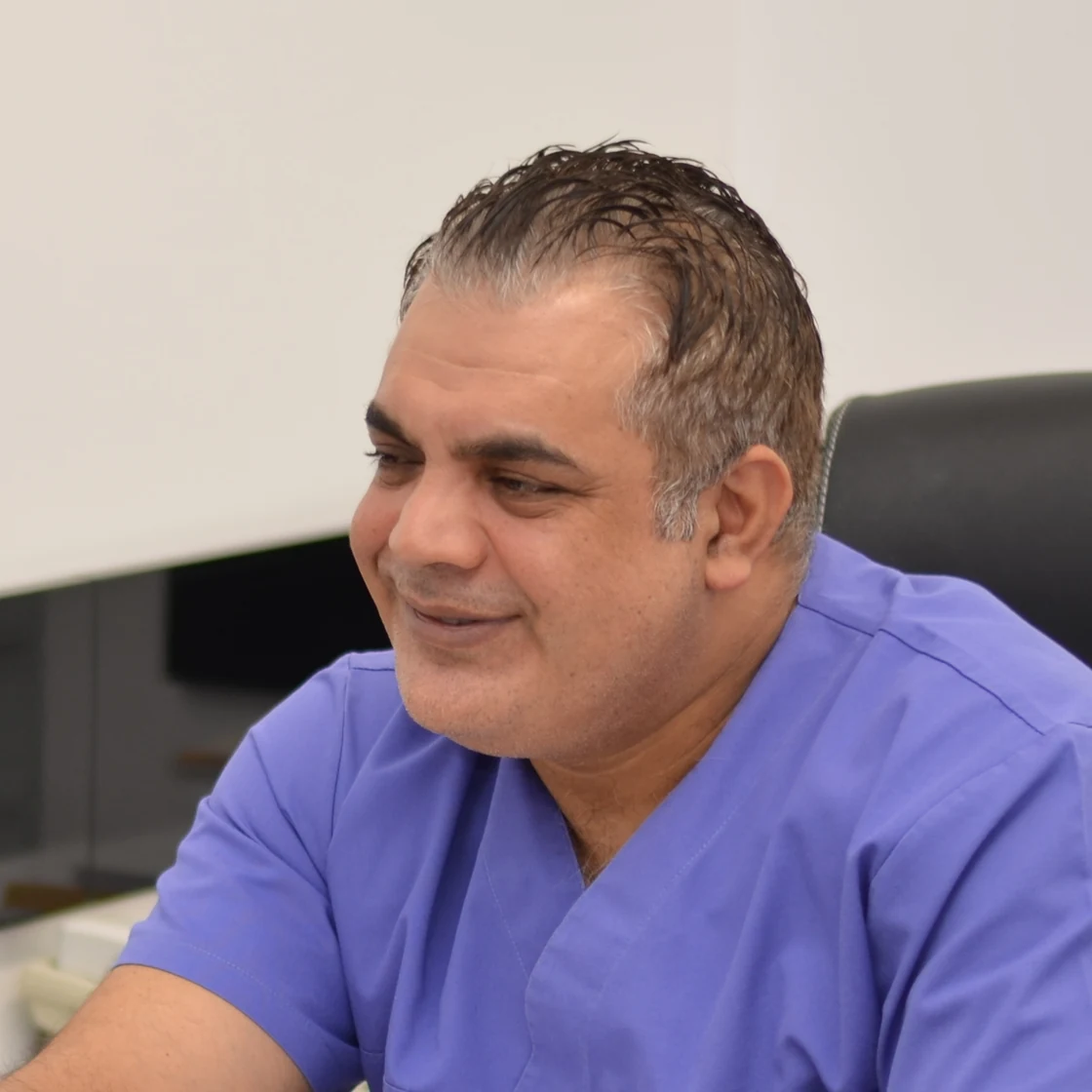 Dr. Rachad, zâmbind, la consultația de control după operație