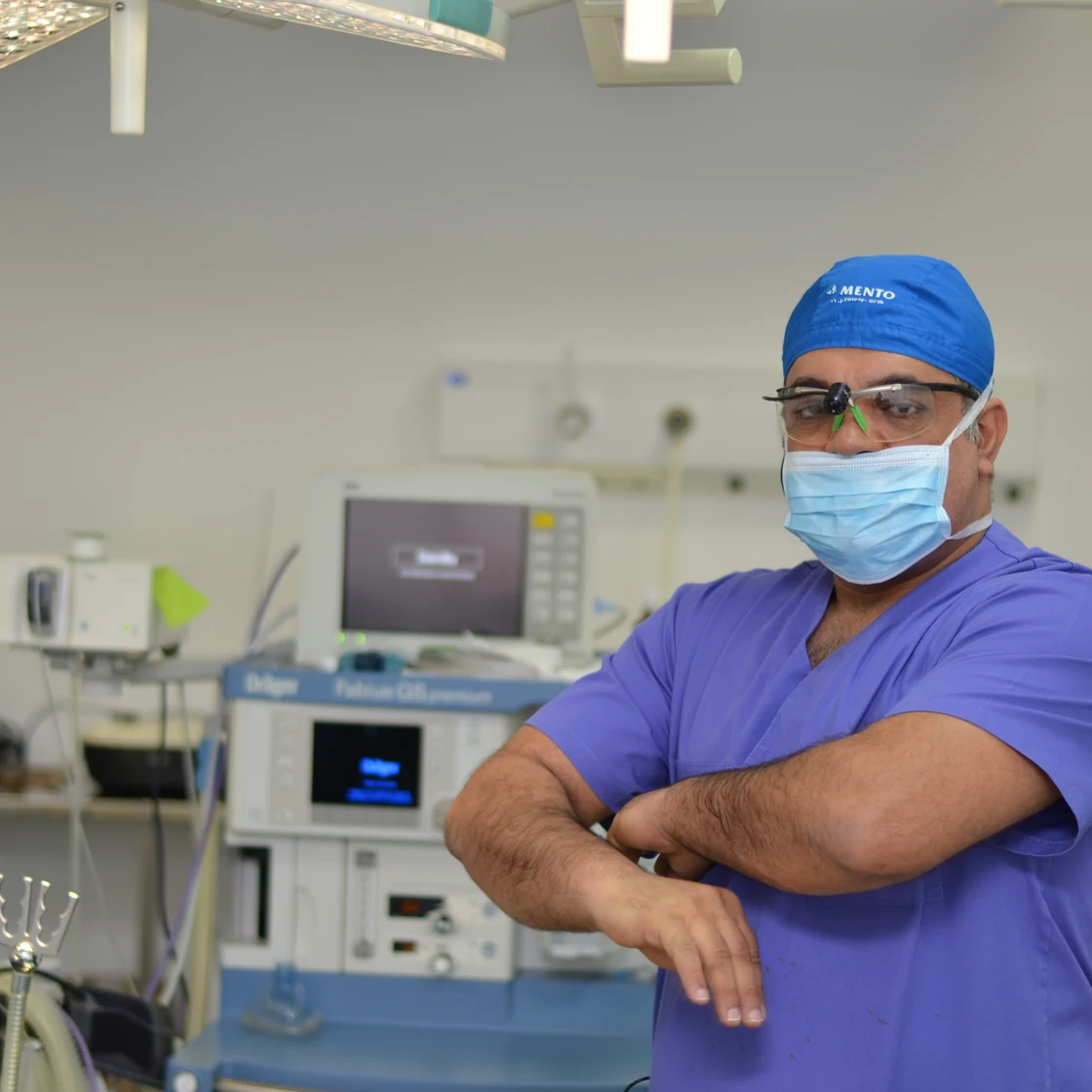 Dr. Rachad, în sala de operație, lângă aparatura de monitorizare